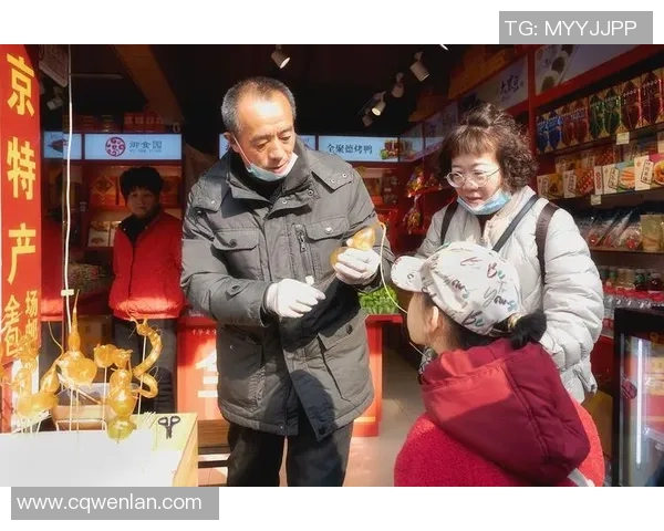 足球明星现场观赏传统技艺吹糖人展现非遗魅力与精彩瞬间