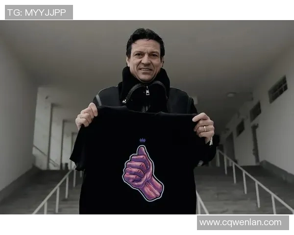 足球明星黑色衬衫女生的时尚魅力与运动精神完美结合的独特风格解析